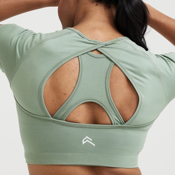 ONER ACTIVE EFFORTLESS SEAMLESS SHORT SLEEVE CROP TOP IN SAGE SIZE XS - Picture 4 of 4